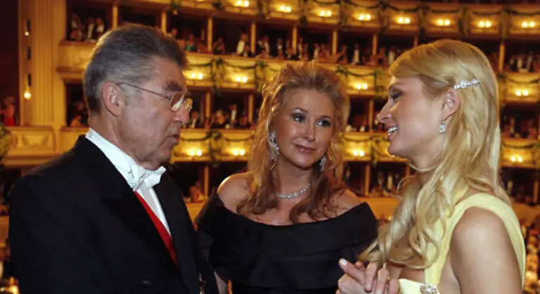 Beim-Bundespraesidenten-hatte-Lugner-mehr-Glueck-Der-ORF-formulierte-es-so-Fischer-kam-um-einen-mitternaechtlichen-Besuch-von-Paris-Hilton-in-seiner-Loge-nicht-herum