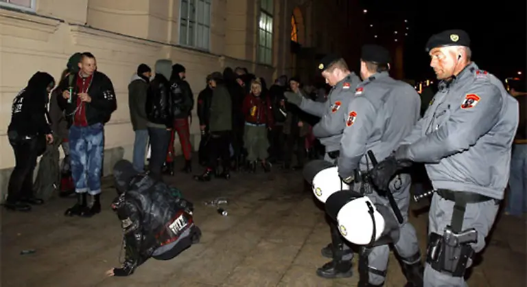 Die-Protestierer-standen-300-Polizisten-gegenueber-die-das-historische-Gebaeude-am-Wiener-Opernring-weitraeumig-abgesperrt-hatten