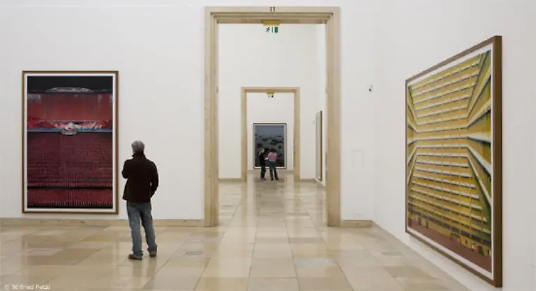 Gursky-liess-seine-Arbeiten-noch-einmal-vergroessern-so-dass-der-Besucher-den-Detailreichtum-der-bis-zu-fuenf-Meter-breiten-und-mehr-als-drei-Meter-hohen-Formate-auf-den-ersten-Blick-nur-erahnen-kann-Ich-wuerde-gerne-noch-groessere-Formate-machen-so-der-52-Jaehrige-der-mit-kleinen-Bildern-24x30-cm-angefangen-hatte