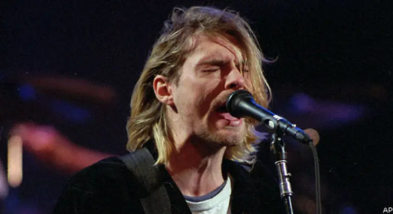 1991-veroeffentlichte-die-Band-das-Album-Nevermind-und-die-Single-Smells-Like-Teen-Spirit-Die-Zeile-I-feel-stupid-and-contagious-Here-we-are-now-Entertain-us-wurde-von-den-Medien-zum-Slogan-der-jungen-Generation-erhoben-Kurt-Cobain-war-ihr-Gesicht