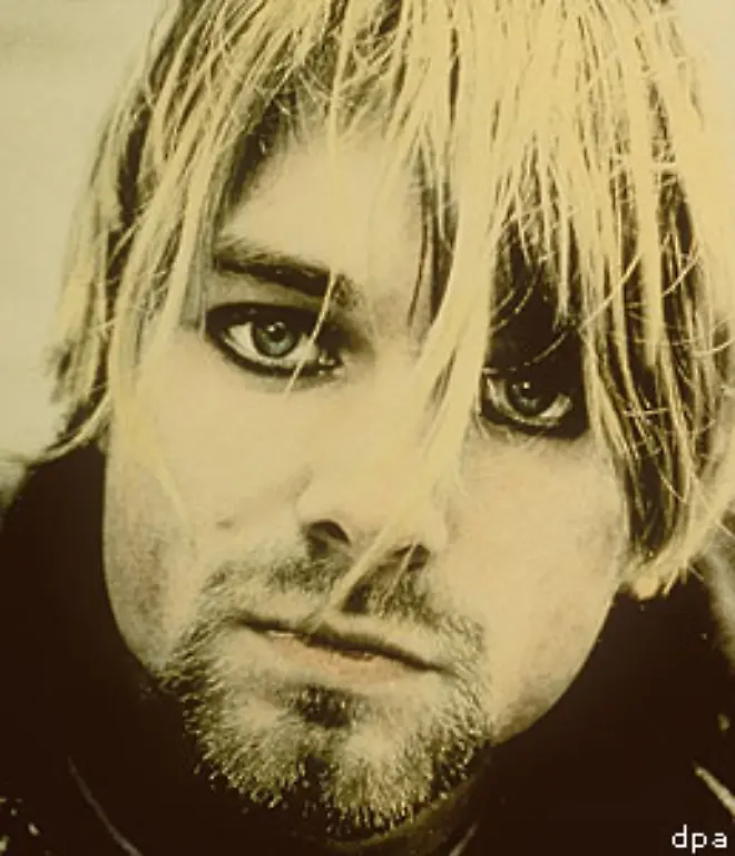 Die-Fassade-des-Rockstars-des-genialen-Songschreibers-und-Saengers-verbarg-ein-zweites-Leben-Cobain-spritzte-regelmaessig-Heroin-Mehrfach-versuchte-er-von-der-Droge-loszukommen-Gelungen-ist-es-ihm-nie-1994-fiel-er-ins-Koma-nachdem-er-50-Schmerztabletten
