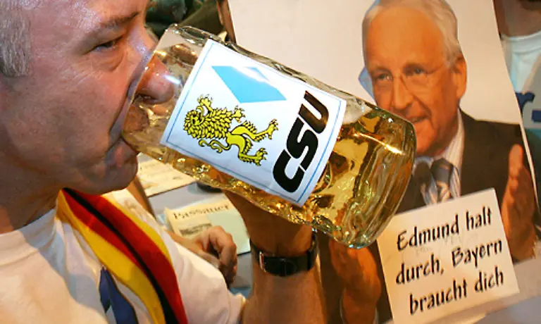 Edmund-halt-durch-Bayern-braucht-dich-drei-Stunden-redet-Edmund-Stoiber-in-der-Dreilaenderhalle-in-Passau-beim-55-Politischen-Aschermittwoch-der-CSU