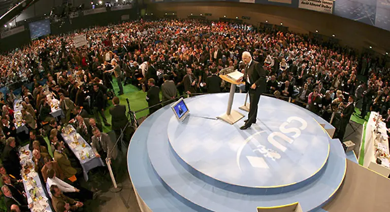Mit-einem-herzlichen-Gruess-Gott-begruesst-Edmund-Stoiber-uns-Bayern-denn-wir-sind-alle-Bayern-zum-groessten-Stammtisch-Deutschlands