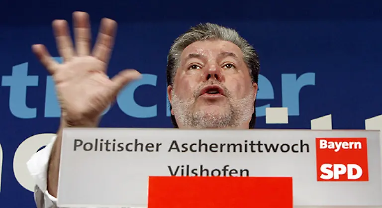 Kurt-Beck-sprach-von-Scheinheiligkeit-Verrat-und-Mafiamethoden-um-die-Vorgaenge-in-der-CSU-beim-Rausschmiss-Stoibers-zu-beschreiben-Auf-dem-Aschermittwochstreffen-der-SPD-koennen-wir-Ruecken-an-Ruecken-sitzen-in-Passau-trauen-sie-sich-das-nicht