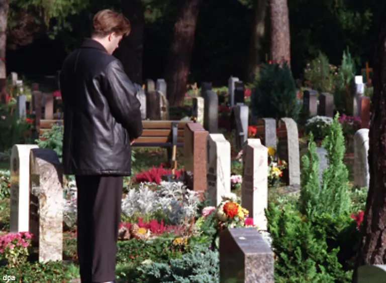 Zu-konservativen-Bestattungen-und-herkoemmlichen-Friedhoefen-werden-Alternativen-geschaffen-denn-letztendlich-muss-jeder-seine-eigene-passende-Trauerform-finden-Diese-werden-immer-vielfaeltiger