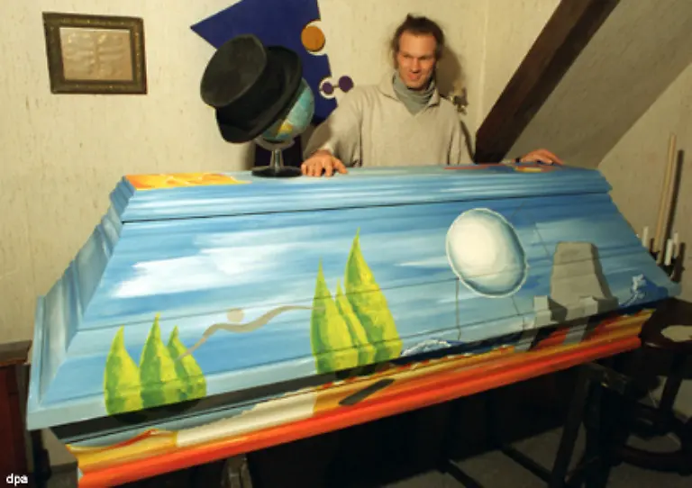 wie-auch-die-Angebote-dafuer-So-wurde-beispielsweise-in-Hannover-das-alternative-Bestattungsinstitut-Bios-gegruendet-das-unter-anderem-bunte-Saerge-und-Techno-Musik-anbietet