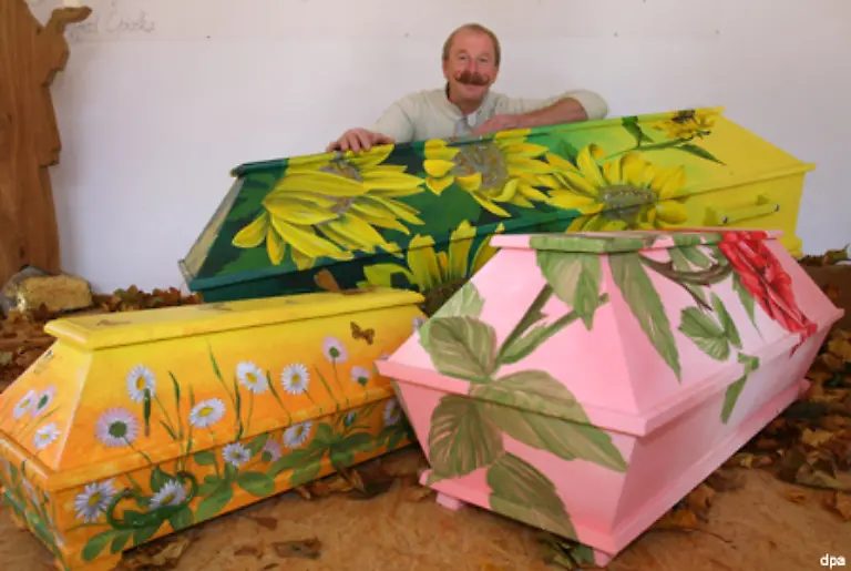 Der-Kuenstler-Alfred-Opiolka-aus-Wertach-Schwaben-ist-der-Meinung-dass-bunte-Saerge-die-Trauer-lindern-koennen