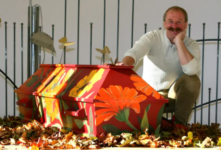 In-seiner-Ausstellung-Kunst-am-Sarg-zeigte-er-Ende-2006-seine-Vorschlaege-von-individuell-gestalteten-Blumen-Saergen