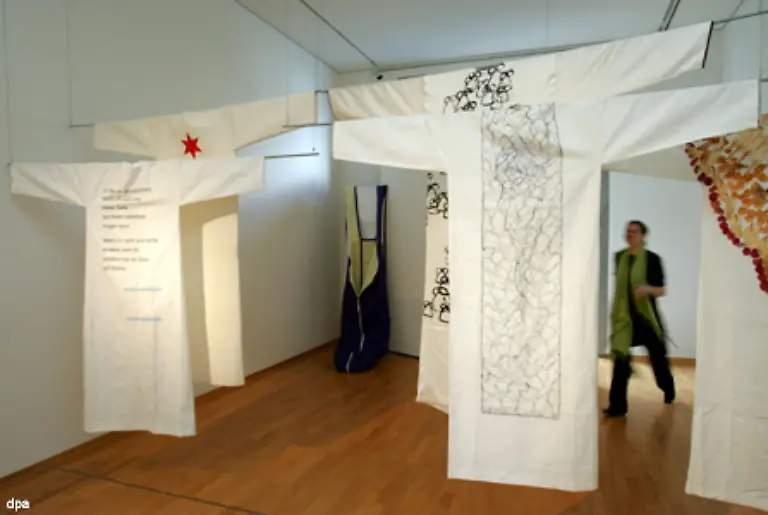 Die-Kuenstler-die-ihre-Werke-in-der-Ausstellung-dernier-cri-Der-letzte-Schrei-im-Museum-fuer-Sepulkrakultur-in-Kassel-zeigten-gingen-noch-einen-Schritt-weiter