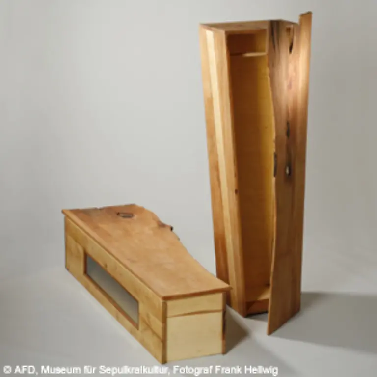 Sie-verbanden-die-Gegenstaende-fuer-Bestattungen-mit-dem-taeglichen-Leben-So-zum-Beispiel-der-Sarg-der-zu-Lebzeiten-als-Kleiderschrank-verwendet-werden-kann