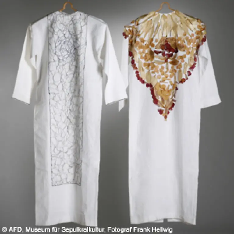 Aber-auch-die-so-genannten-Sterbehemden-sollen-anders-als-bisher-aussehen-Jeder-koennte-sich-beispielsweise-selbst-sein-letztes-Hemd-gestalten