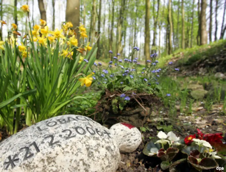 Daneben-gibt-es-den-so-genannten-Garten-der-Bestattung-in-Bergisch-Gladbach-ein-bisher-einzigartiger-Privatfriedhof-der-frei-von-behoerdlichen-Reglementierungen-ist