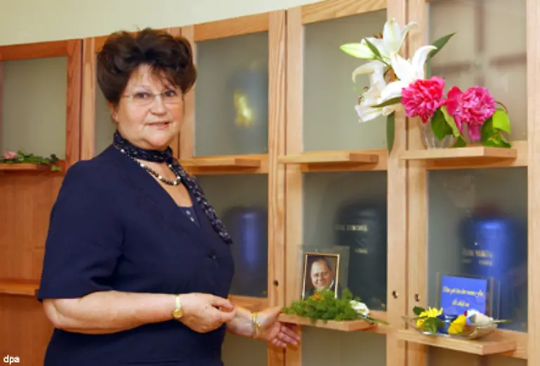 Es-ist-die-erste-Grabstaette-unter-privatem-Dach-in-Deutschland-Hier-werden-die-Urnen-der-Verstorbenen-in-einem-Regal-aufgestellt-Hinterbliebene-haben-die-Moeglichkeit-persoenliche-Gegenstaende-in-die-Nische-zu-legen