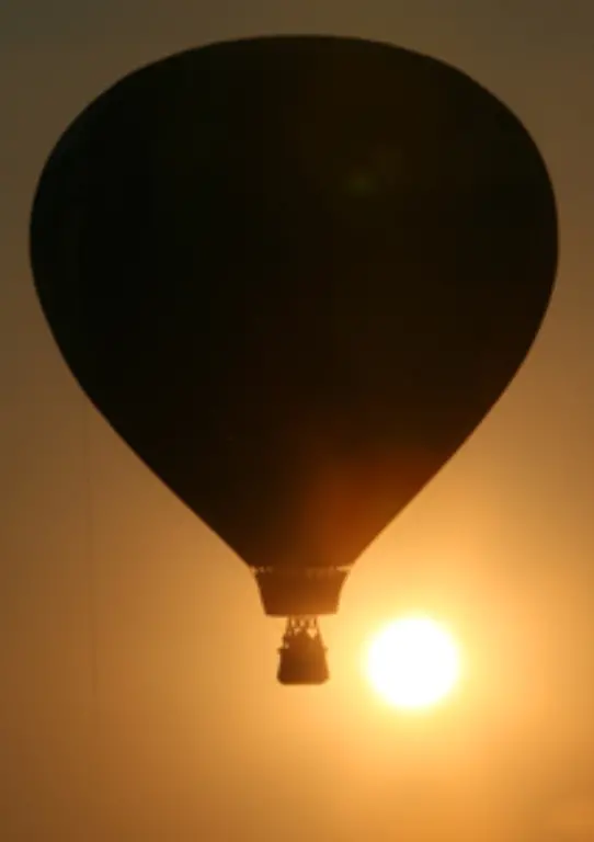 Eine-andere-Art-der-oberirdischen-Bestattung-ist-die-Asche-von-einem-Heissluftballon-aus-in-alle-Winde-zu-streuen-Diese-Variante-ist-allerdings-in-Deutschland-verboten-denn-es-gibt-den-so-genannten-Friedhofszwang-fuer-Totenaschen