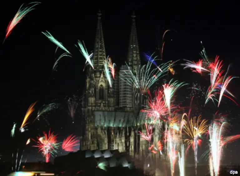 Ganz-ausgefallen-und-oberirdisch-ist-die-Variante-die-Asche-des-Verstorbenen-in-Silvesterraketen-zu-verteilen-und-als-Feuerwerk-abzuschiessen-Auch-das-ist-bei-uns-verboten