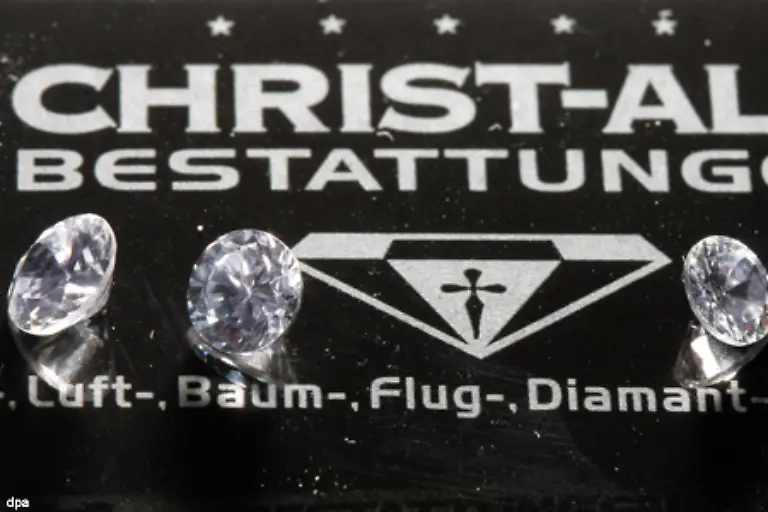 Ebenfalls-sehr-ungewoehnlich-aber-exklusiv-ist-das-Angebot-des-Berliner-Bestattungsinstituts-Christ-All-Bestattungen