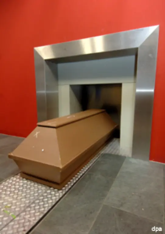 Dafuer-werden-zehn-Gramm-der-Asche-entnommen-und-mehr-als-acht-Wochen-lang-zu-einem-Rohdiamanten-gepresst-anschliessend-geschliffen-und-zertifiziert