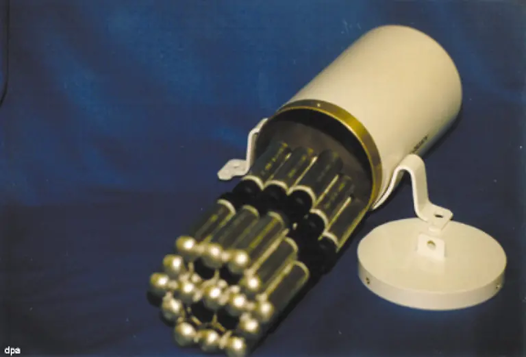 Die-US-amerikanische-Firma-Space-Service-Inc-machte-2004-Schlagzeilen-mit-der-ersten-Weltraumbestattung-Dabei-wird-die-Totenasche-in-einer-Kapsel-an-einer-Rakete-befestigt-und-ins-All-geschossen