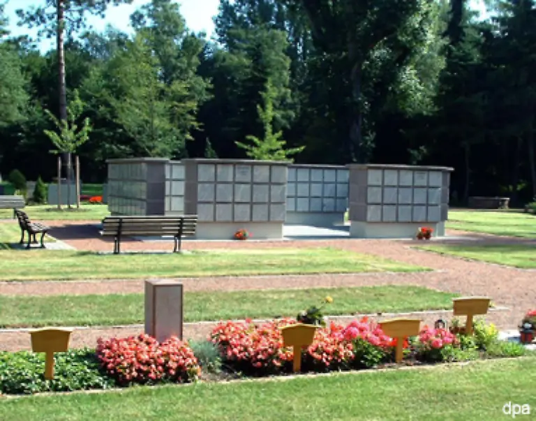 Fuer-Menschen-die-keinen-grossen-Wert-auf-ihre-Bestattung-legen-gibt-es-auch-die-Moeglichkeit-einer-anonymen-Beisetzung-Hinterbliebene-haben-dann-aber-keine-Moeglichkeit-den-Verstorbenen-zu-besuchen