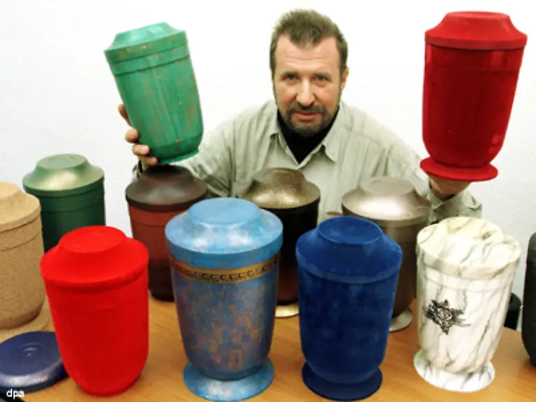 Trotz-zahlreichen-Bestattungsvorschriften-in-Deutschland-sind-die-Ideen-fuer-Bestattungensutensilien-vielfaeltig-wie-diese-Bio-Urnen-aus-Sachsen-beweisen