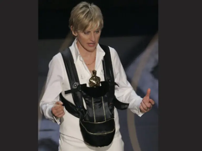 Sie-zeigt-auch-gleich-noch-wie-man-sein-Oscar-Baby-gut-durch-die-Nacht-bekommt-wenn-man-die-Haende-frei-haben-will-zum-Rauchen-Trinken-und-Fummeln