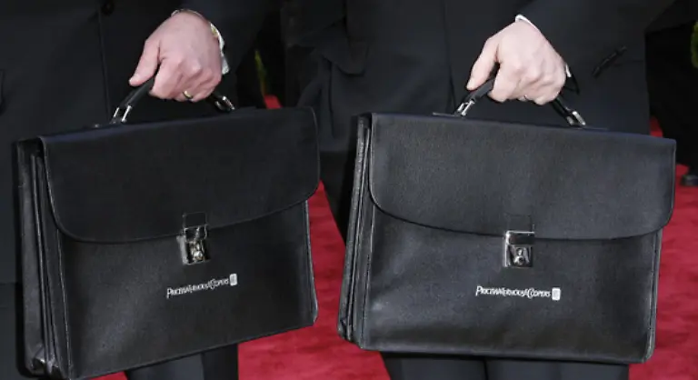 Auf-dem-roten-Teppich-Das-kurzzeitig-bestgehuetete-Geheimnis-Hollywoods-die-Umschlaege-mit-den-Gewinnern