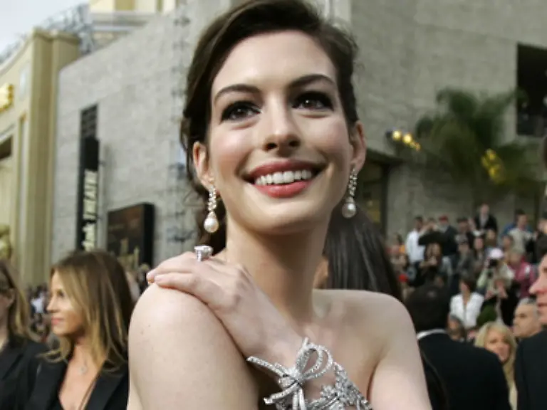 Anne-Hathaway-fror-zwar-strahlte-aber-ueber-das-ganze-Gesicht-An-Meryl-Streeps-Seite-gelang-ihr-der-grosse-Durchbruch
