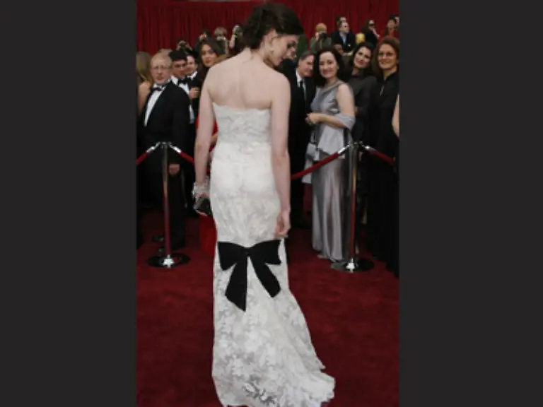 andere-Schleifchen-zu-viel-am-Kleid-sicher-gerne-hinweg-sehen