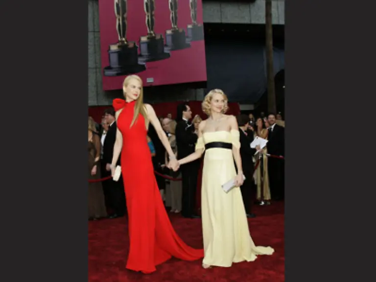 Mit-der-besten-Freundin-an-der-Hand-ist-so-ein-Spektakel-aber-gleich-viel-schoener-fast-wie-ein-Klassenausflug