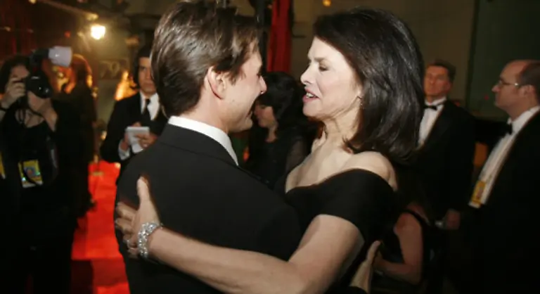 Man-trifft-alte-Bekannte-hier-Tom-Cruise-und-Sharry-Lansing-die-den-Humanitarian-Award-erhielt