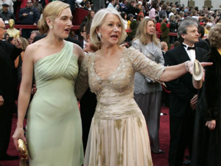 ... und demonstrieren, dass die allseits zitierte Stutenbissigkeit in Hollywood absolut kein Thema ist!