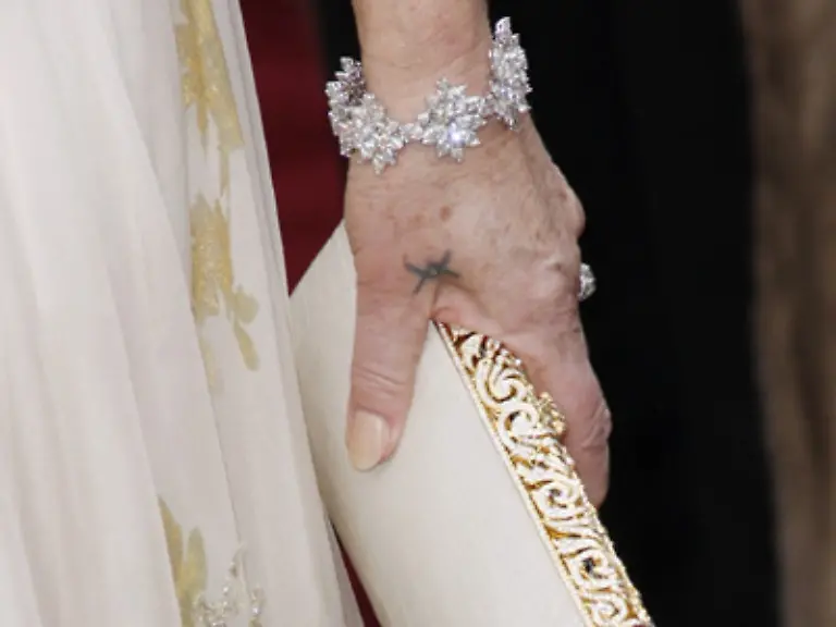 Details-sind-wichtig-in-Hollywood-so-z-B-das-ungewoehnliche-Tattoo-an-der-Hand-der-ungewoehnlichen-Helen-Mirren