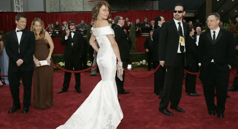 Ganz-in-Weiss-dagegen-praesentiert-sich-Cameron-Diaz