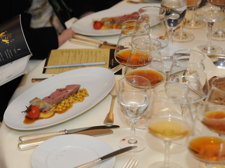 Alkohol ist gesellschaftlich anerkannt und gehört für viele zu jedem guten Essen dazu.