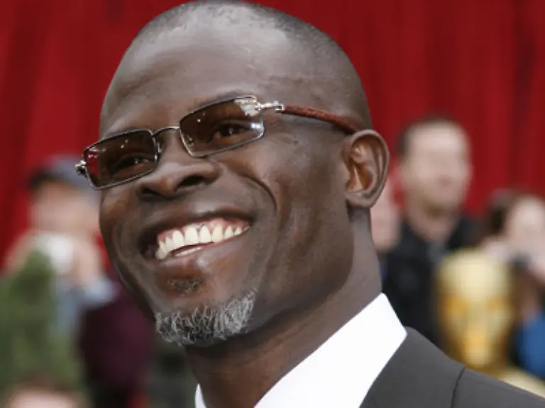 Djimon-Hounsou-In-Blood-Diamond-ueberzeugte-er-so-sehr-dass-er-fuer-die-beste-Nebenrolle-nominiert-wurde-Allerdings-bekam-er-sie-nicht-die-Trophaee-Naja-er-ist-jung-er-kann-warten