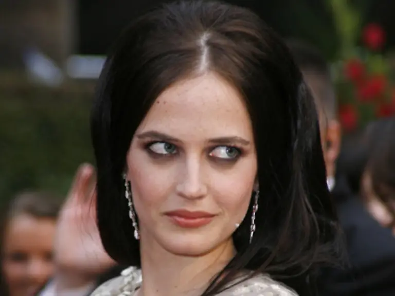 doch-Bond-Girl-Eva-Green-uebt-wie-immer-auf-den-roten-Teppichen-dieser-Welt-den-kuehlen-Blick