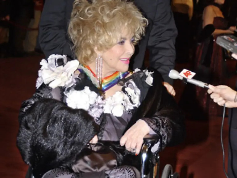 und-erklaerte-den-Rollstuhl-nur-wegen-ihrer-chronischen-Rueckenprobleme-zu-brauchen