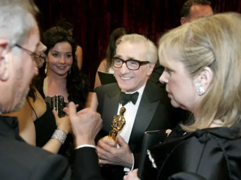 Freunde-und-Familie-freuen-sich-mit-Marty