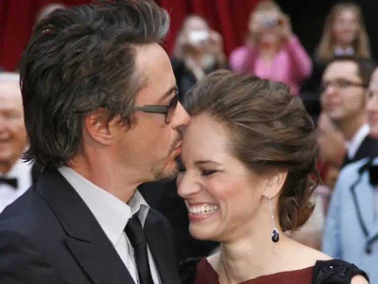 Kuesschen-allerorten-Robert-Downey-jr-herzt-die-Gattin-und-macht-waehrend-der-Show-Witze-ueber-seine-Drogenphase