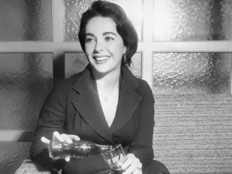 und-setzt-durch-dass-sie-von-der-Liste-der-aussichtsreichen-Stars-gestrichen-und-entlassen-wird