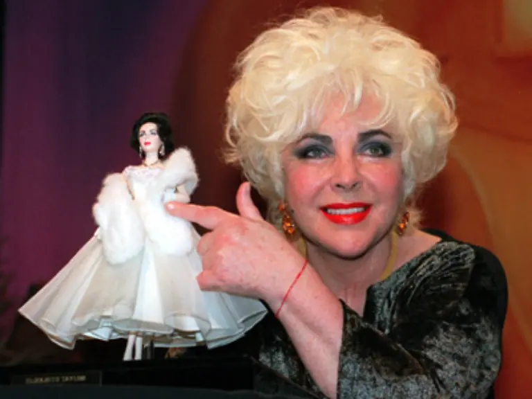 Konkurrent-Metro-Goldwyn-Mayer-bietet-zwar-einen-spaeter-hoechst-lukrativen-Vertrag-findet-das-Maedchen-aber-zu-klein