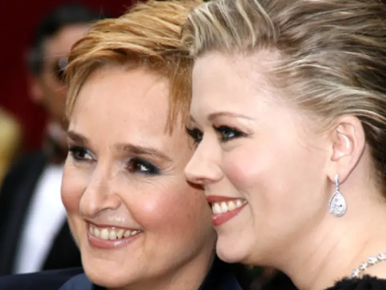 Melissa-Etheridge-mit-Partnerin-freut-sich-ueber-den-Preis-fuer-die-Titelmusik-in-Al-Gores-Gesellschaftskritik-Eine-unbequeme-Wahrheit