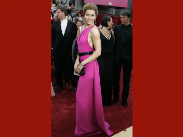 Genauso-wie-Jessica-Biel-in-schrillem-80er-Jahre-Pink