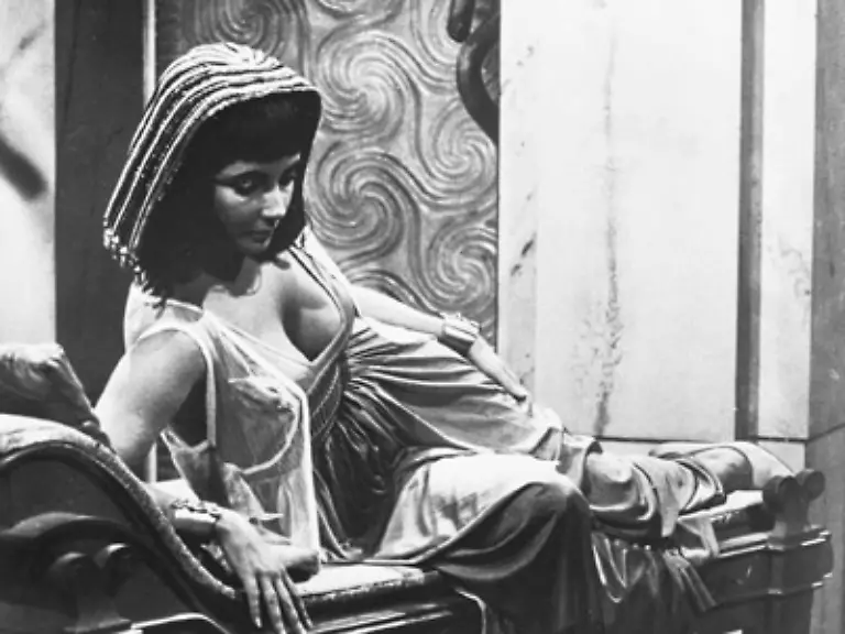 Zu-dieser-bisher-utopischen-Gage-kam-sie-per-Zufall-Sie-soll-in-der-Badewanne-gelegen-haben-und-ihrem-aktuellen-Ehemann-der-den-Anruf-des-Studios-entgegennahm