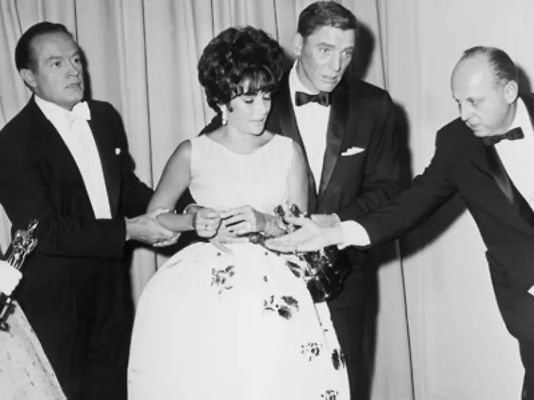 Den-ersten-hatte-sie-einige-Jahre-zuvor-fuer-ihre-Rolle-als-Edelnutte-in-Telefon-Butterfield-8-1960-bekommen