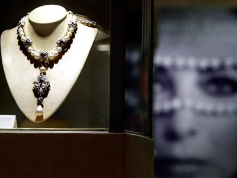 sowie-ihren-wechselnden-Krankheiten-Schlagzeilen-Man-sagte-ihr-sogar-eine-Juwelensucht-nach