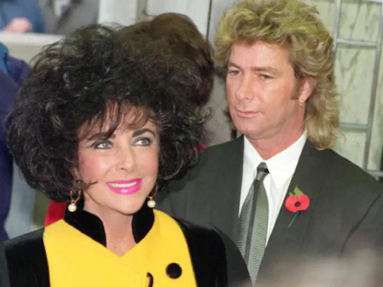 Nach-einem-kurzen-Zwischenspiel-mit-Ehemann-Nummer-7-lernt-sie-bei-einer-Alkohol-Entziehungskur-den-zwanzig-Jahre-juengeren-Bauarbeiter-Larry-Fortensky-kennen