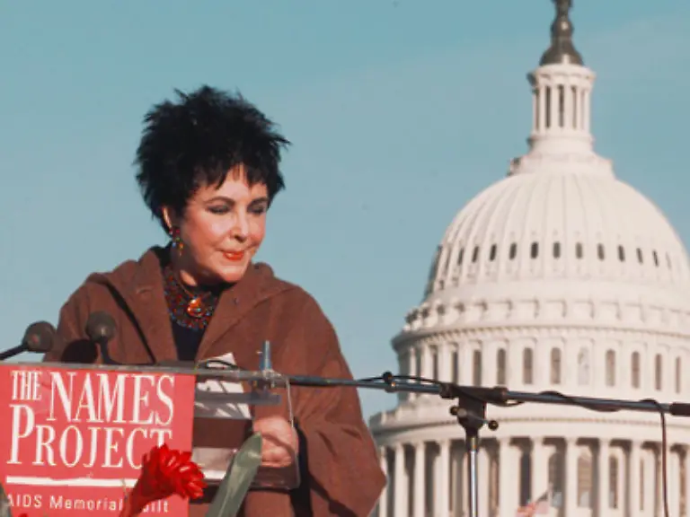 Seit-dem-Aidstod-ihres-Schauspielerkollegen-Rock-Hudson-1985-engagiert-sich-Taylor-fuer-das-in-den-USA-lange-heikle-Thema-der-Aids-Behandlung