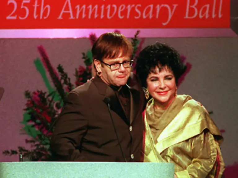 Sie-gruendet-zwei-Stiftungen-in-denen-sie-bis-heute-aktiv-ist