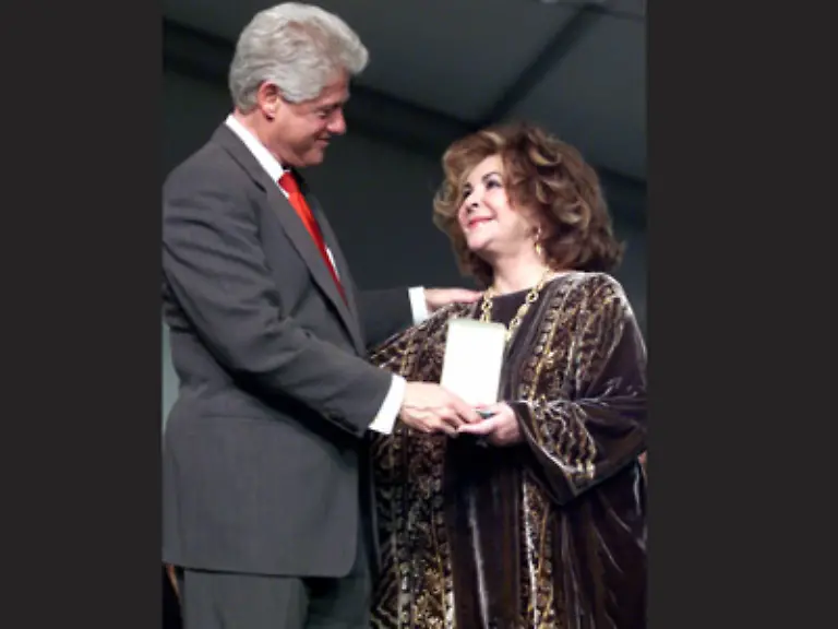 Kuerzlich-gab-sie-bekannt-den-Wahlkampf-der-Demokratin-und-Ex-Praesidentengattin-Hillary-Clinton-zu-unterstuetzen